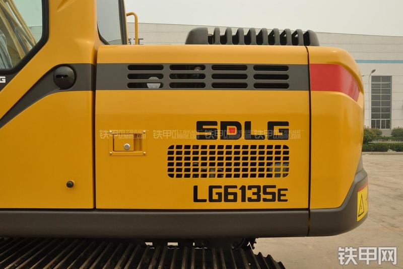 山东临工LG6135E挖掘机整机外观