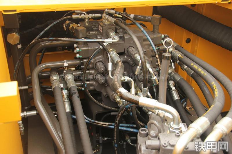 山东临工LG6225E挖掘机局部