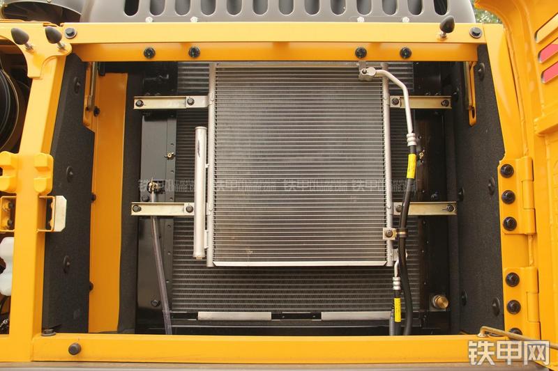 山东临工LG6210挖掘机局部