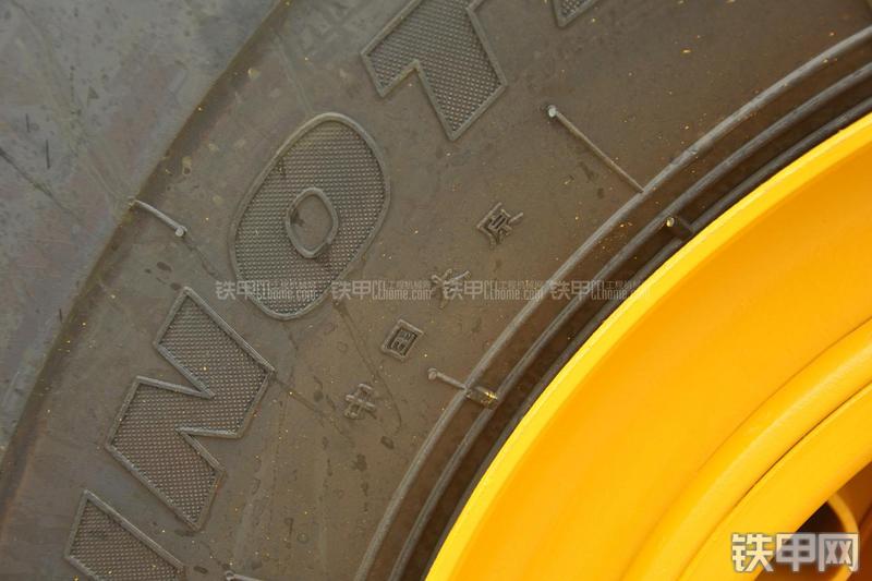 山东临工LG953装载机局部