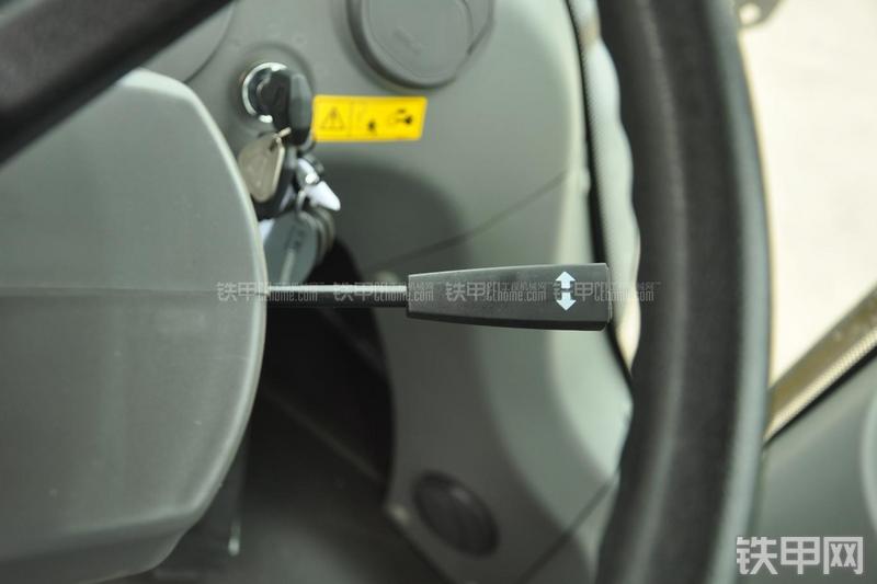 山东临工LG953N节能型装载机局部