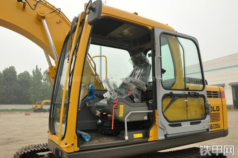 山东临工LG6135E挖掘机局部