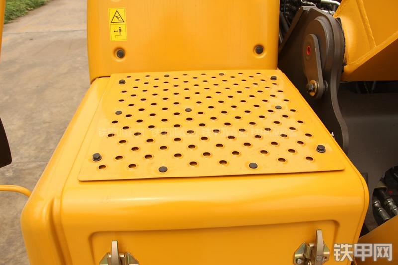 山东临工LG6210挖掘机局部