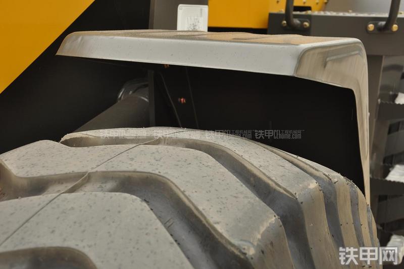 山东临工LG953装载机局部