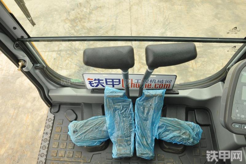 山东临工LG6225E挖掘机局部