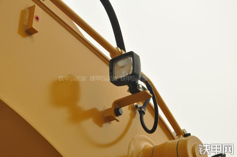 山东临工LG6135E挖掘机局部