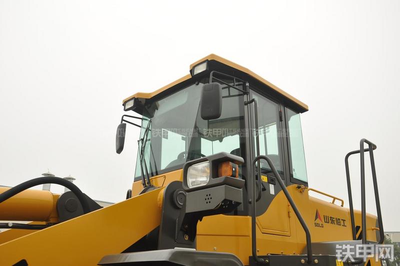 山东临工LG953装载机局部