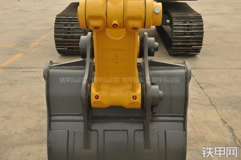 山东临工LG6135E挖掘机局部