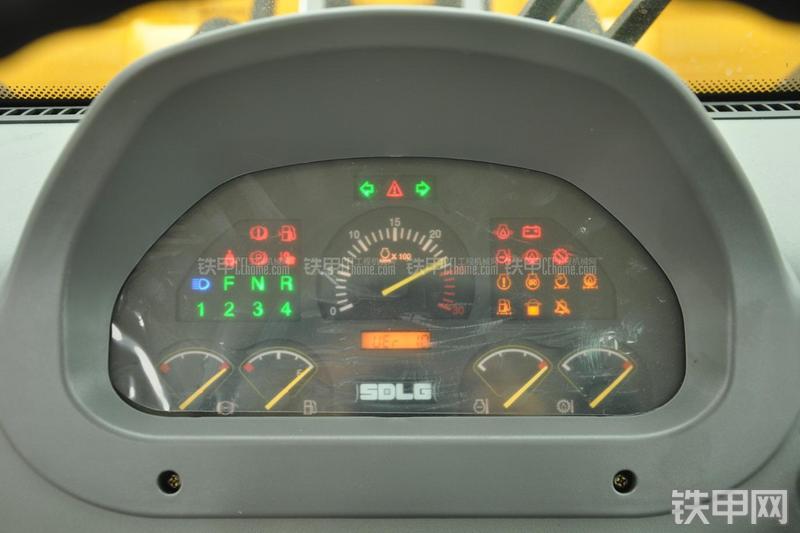 山东临工LG953N节能型装载机局部