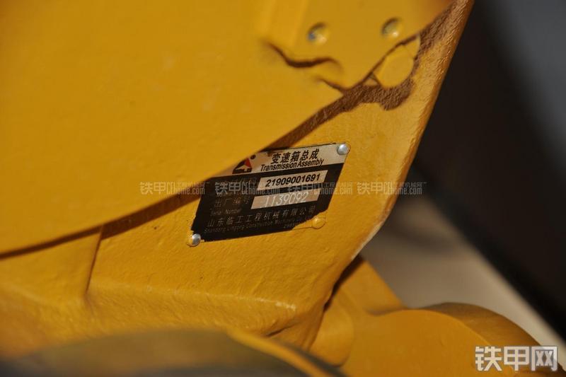 山东临工LG953装载机局部