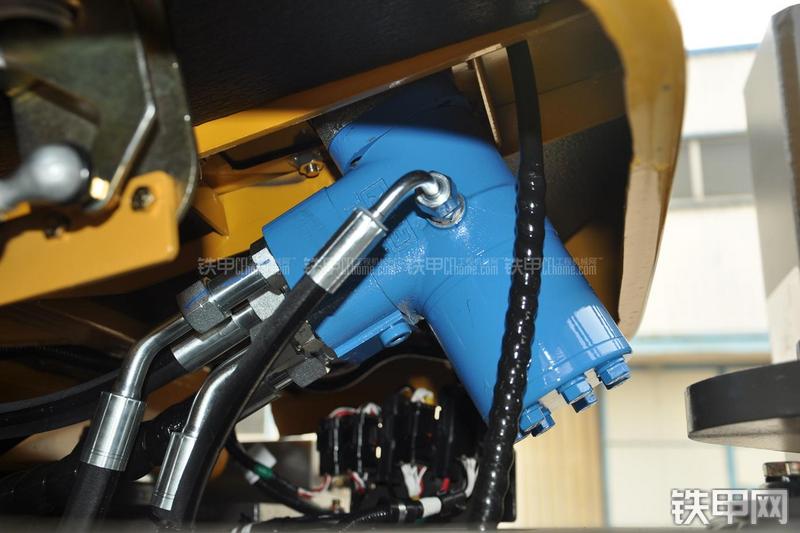 山东临工LG953N节能型装载机局部