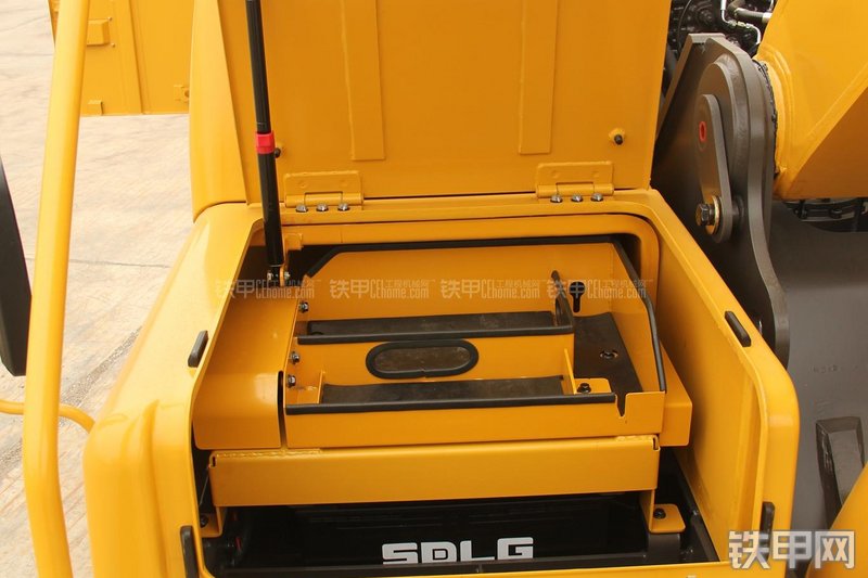 山东临工LG6225E挖掘机局部