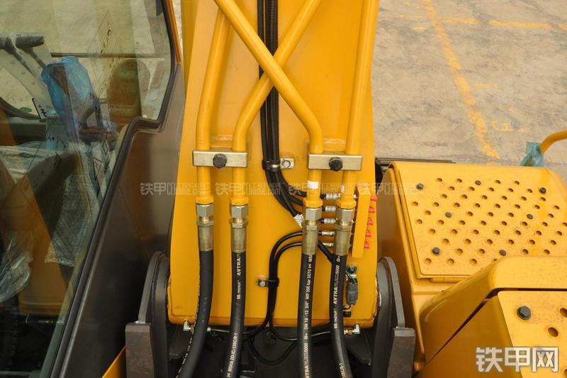 山东临工LG6135E挖掘机局部