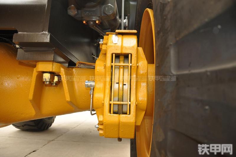 山东临工LG953装载机局部