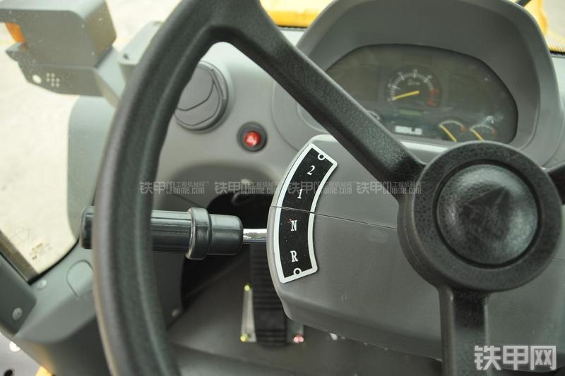 山东临工LG953N节能型装载机局部