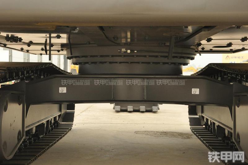 山东临工LG6135E挖掘机局部