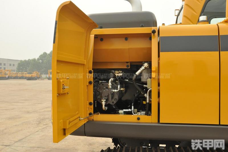 山东临工LG6135E挖掘机局部