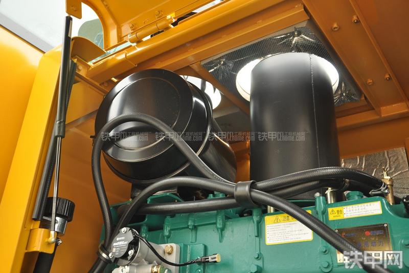 山东临工LG953N节能型装载机局部