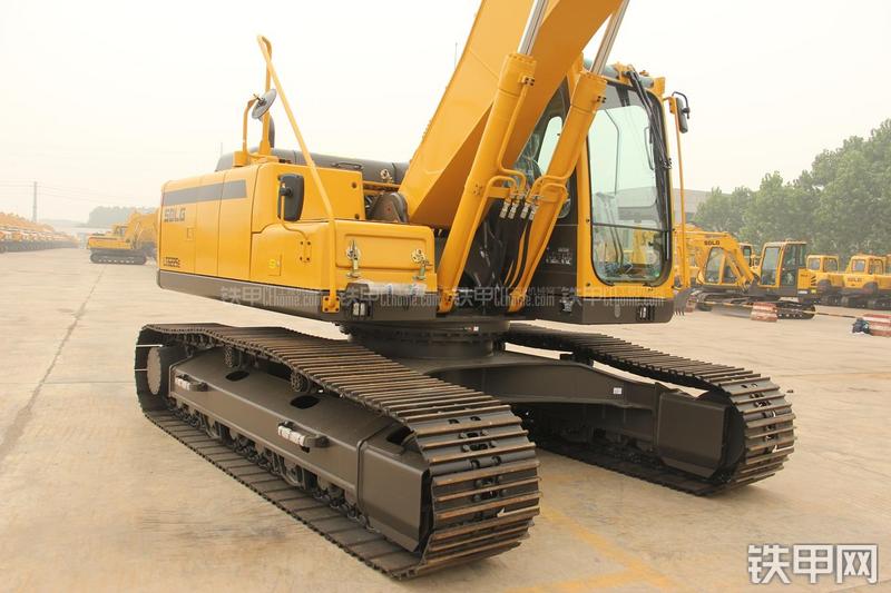 山东临工LG6225E挖掘机局部