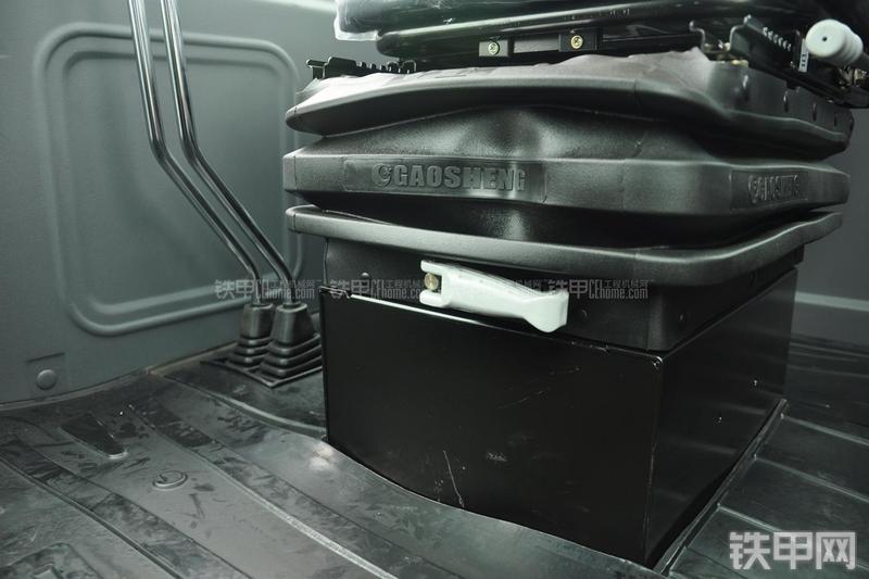 山东临工LG953装载机局部