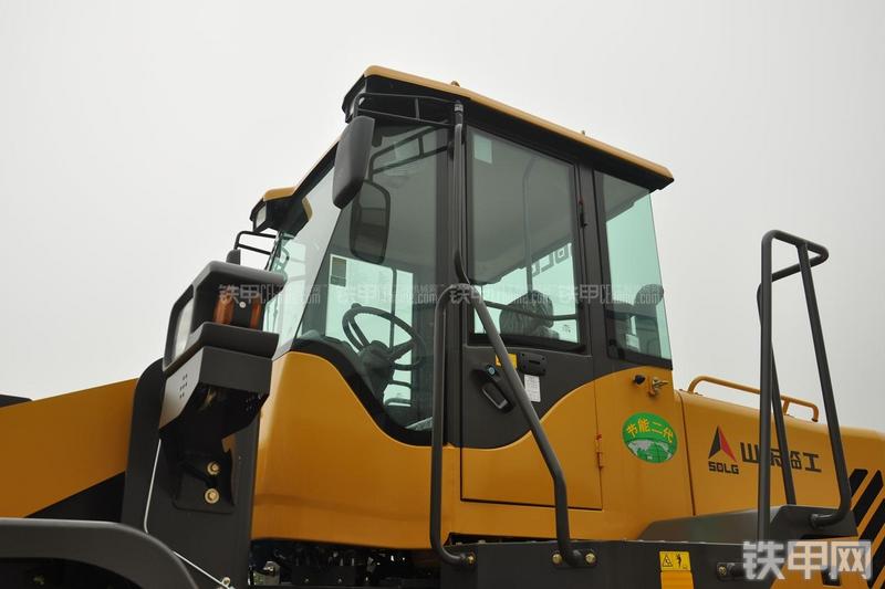 山东临工LG953N节能型装载机局部