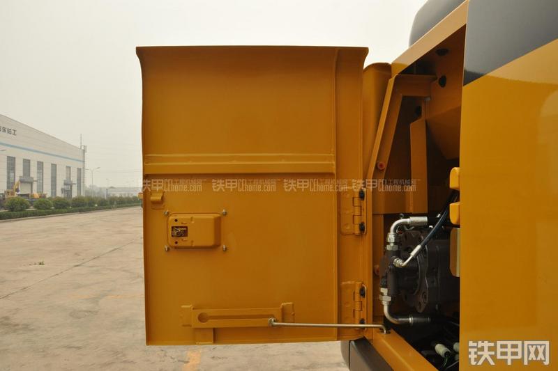 山东临工LG6135E挖掘机局部