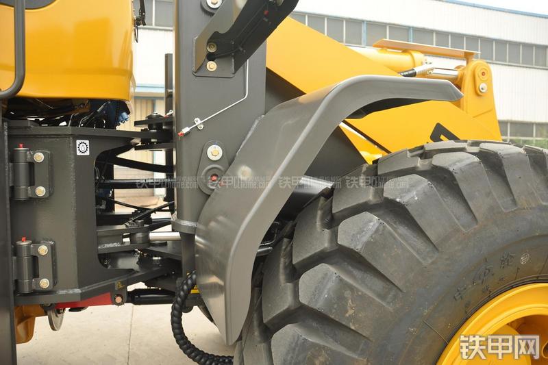 山东临工LG953N节能型装载机局部