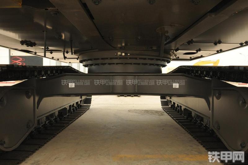 山东临工LG6135E挖掘机局部