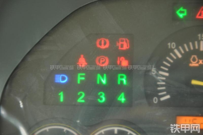 山东临工LG953N节能型装载机局部