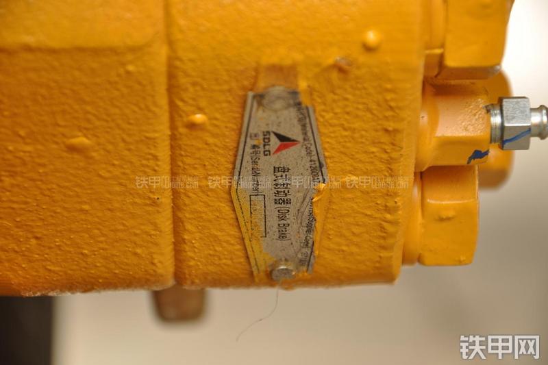 山东临工LG953装载机局部