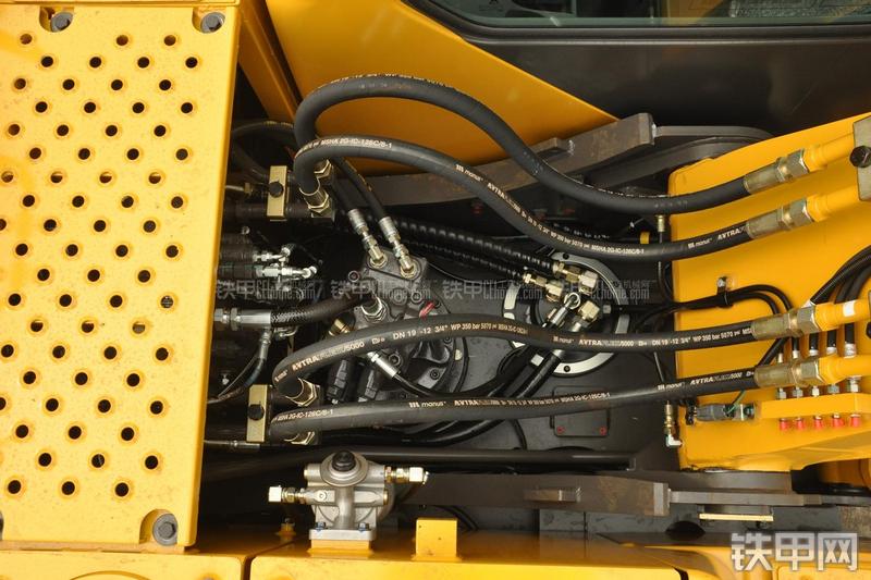 山东临工LG6135E挖掘机局部