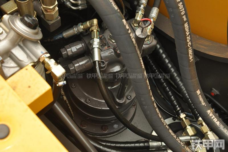 山东临工LG6135E挖掘机局部