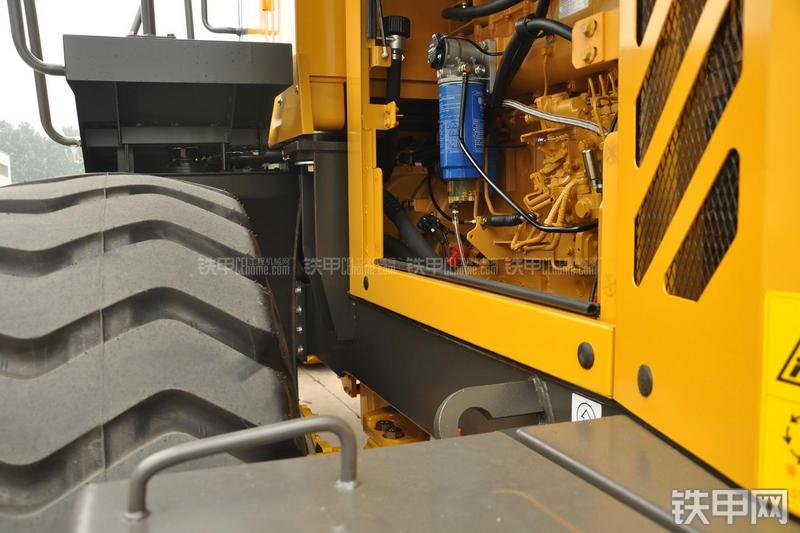 山东临工LG953装载机局部