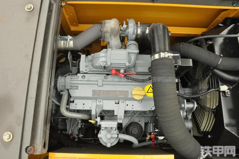 山东临工LG6135E挖掘机局部