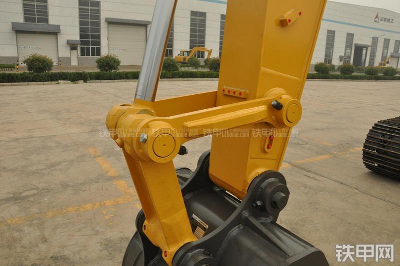 山东临工LG6135E挖掘机局部