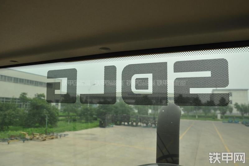 山东临工LG953装载机局部