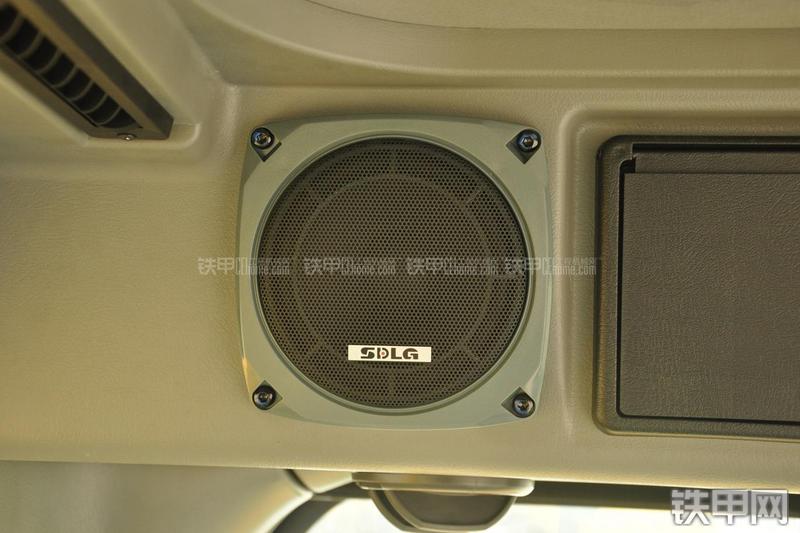 山东临工LG6135E挖掘机局部