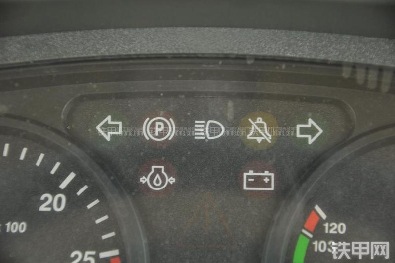 山东临工LG953装载机局部