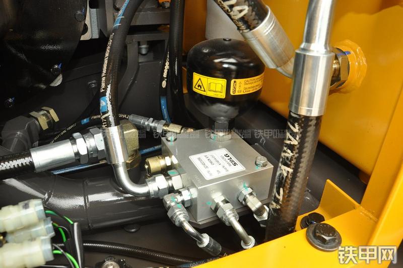 山东临工LG6135E挖掘机局部