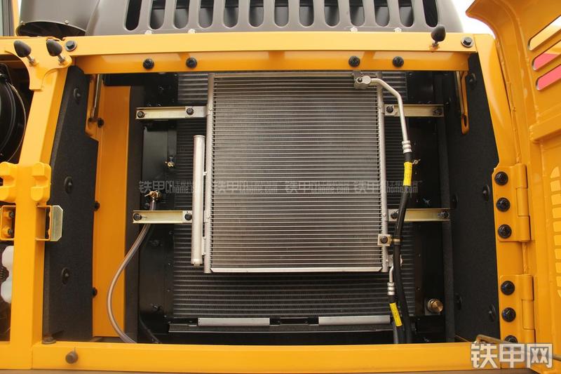 山东临工LG6225E挖掘机局部