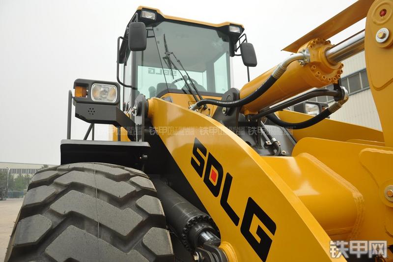 山东临工LG953N节能型装载机局部