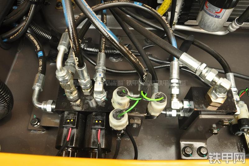 山东临工LG6135E挖掘机局部