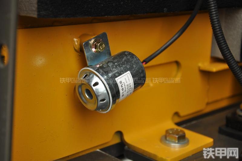 山东临工LG953N节能型装载机局部