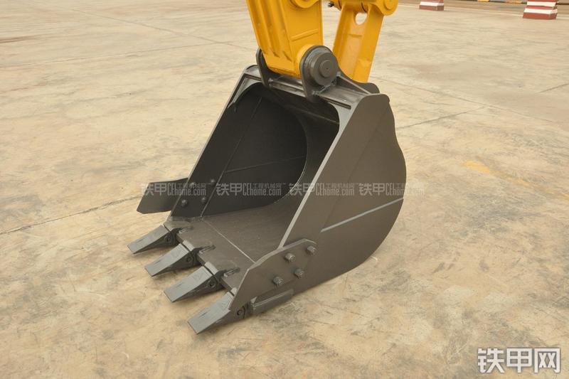 山东临工LG6135E挖掘机局部