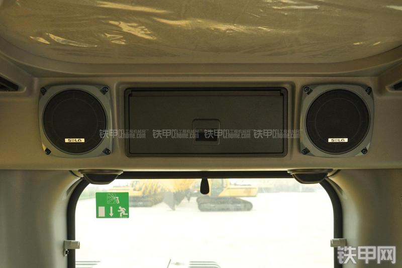 山东临工LG6135E挖掘机局部