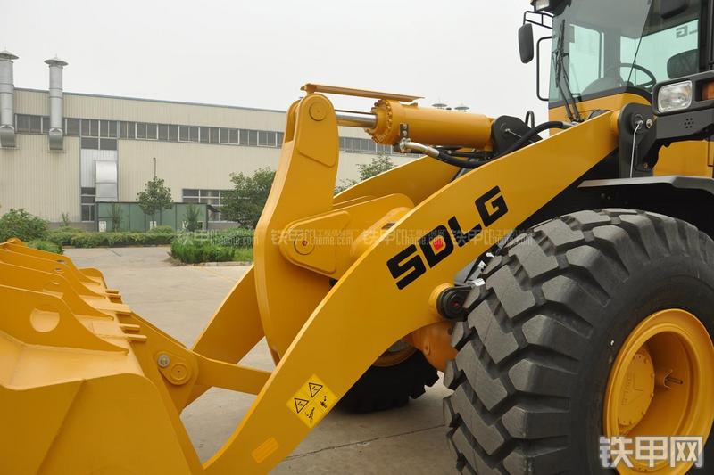 山东临工LG953N节能型装载机局部