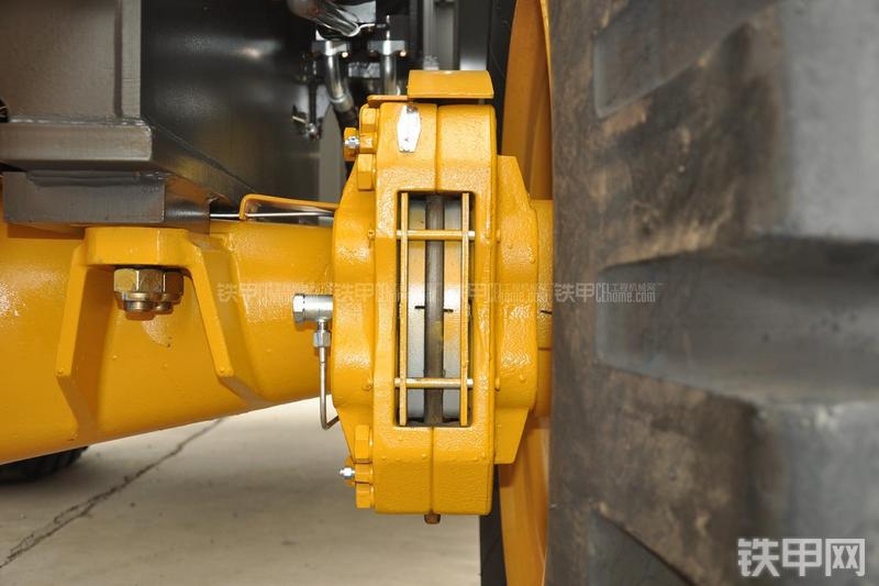 山东临工LG953N节能型装载机局部