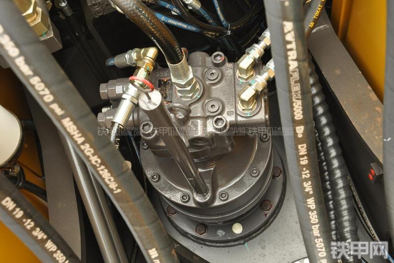 山东临工LG6135E挖掘机局部