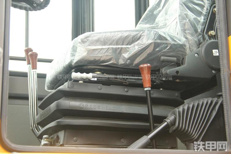 山东临工LG933L装载机局部