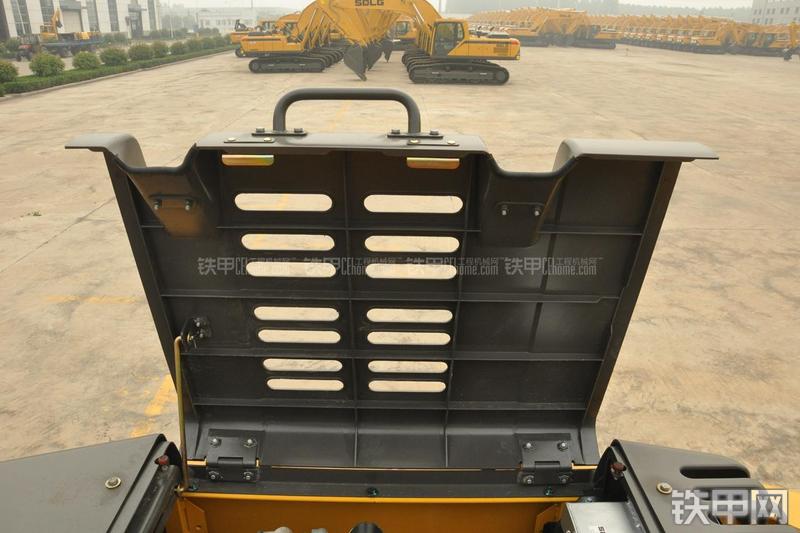 山东临工LG6135E挖掘机局部